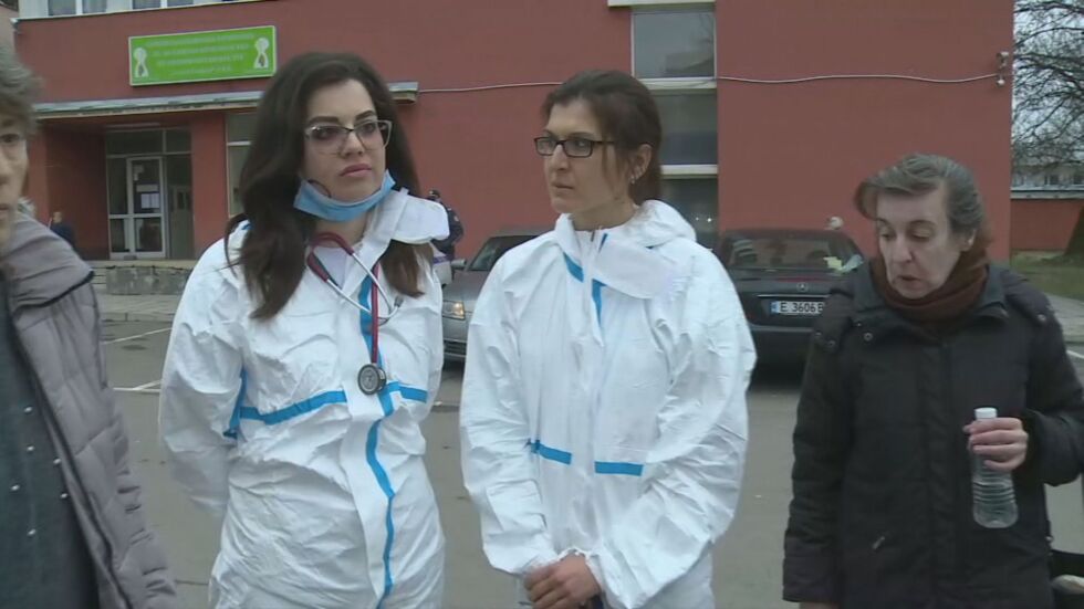 Лекари в риск: В белодробната болница вече имат предпазни облекла