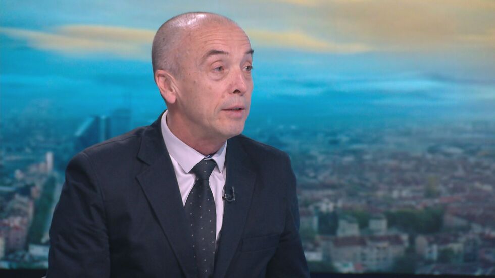 Атанас Мангъров: Маските и ръкавиците не вършат никаква работа 
