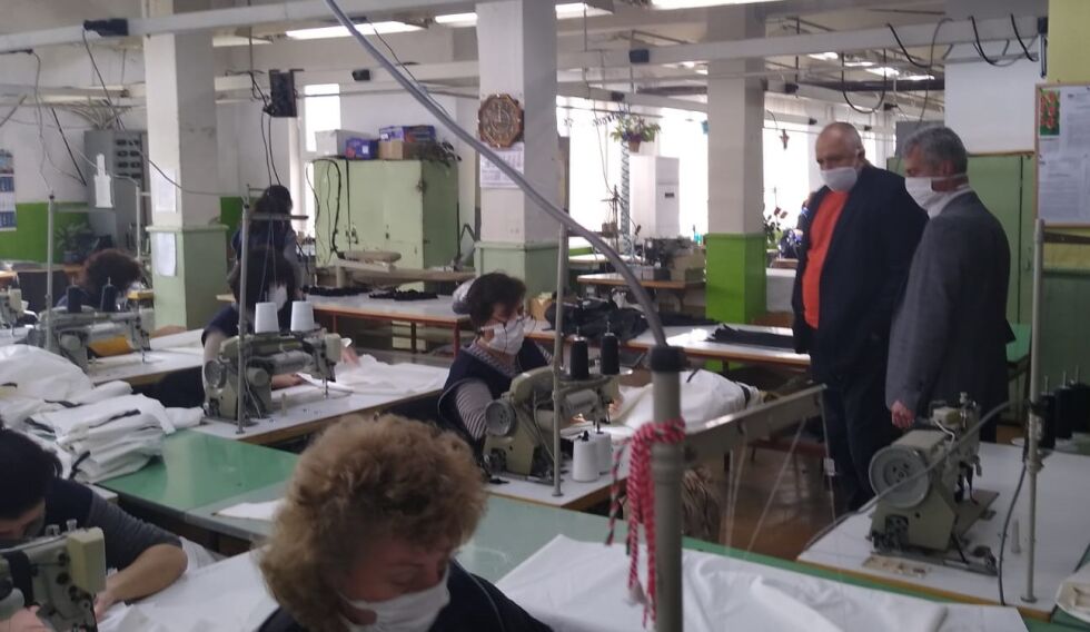 Първите 2000 бройки защитни облекла вече се произвеждат у нас
