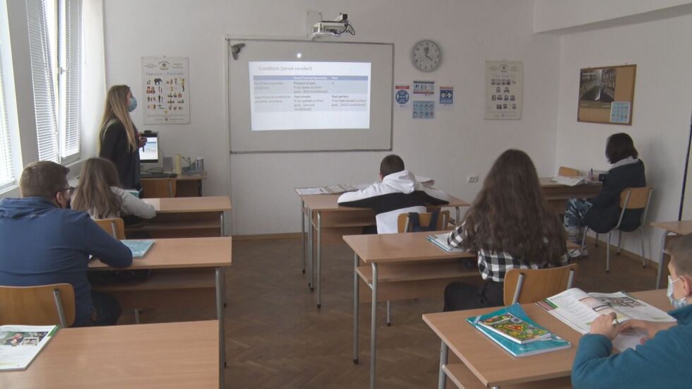 Обратно в клас: Езиковите центрове и училищата за деца със сензорни увреждания