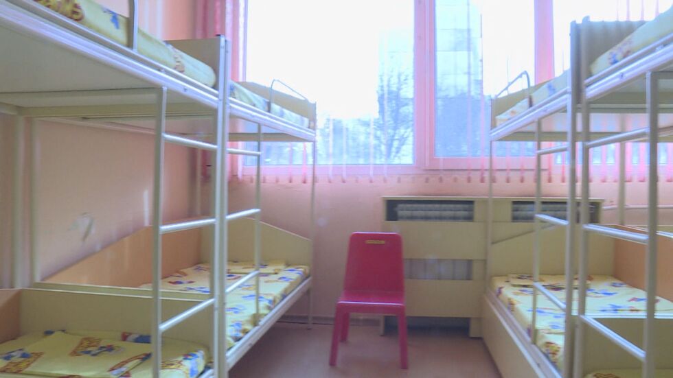 Затягане на мерките: По-строги ограничения, ученици и малки деца си остават вкъщи