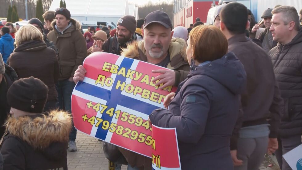 С "бели автобуси": Норвежки доброволци извозват украински бежанци от Полша
