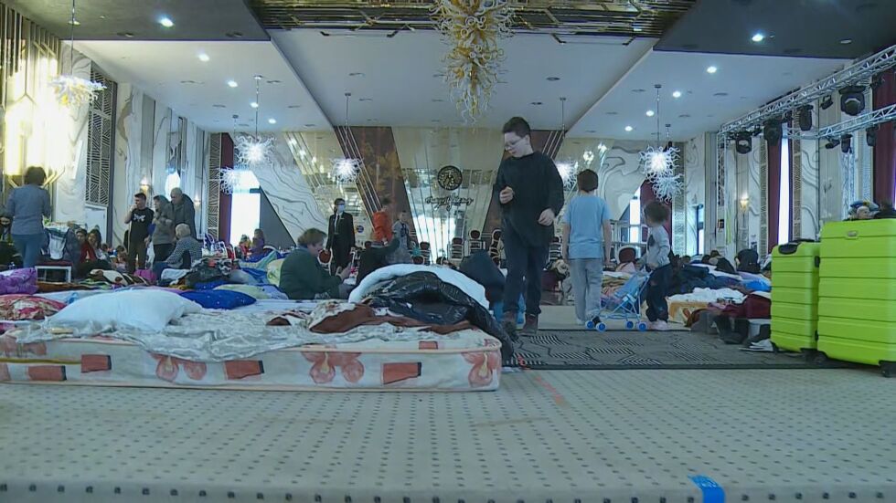 Специалният пратеник на bTV: Хотели в Румъния настаняват бежанци от Украйна