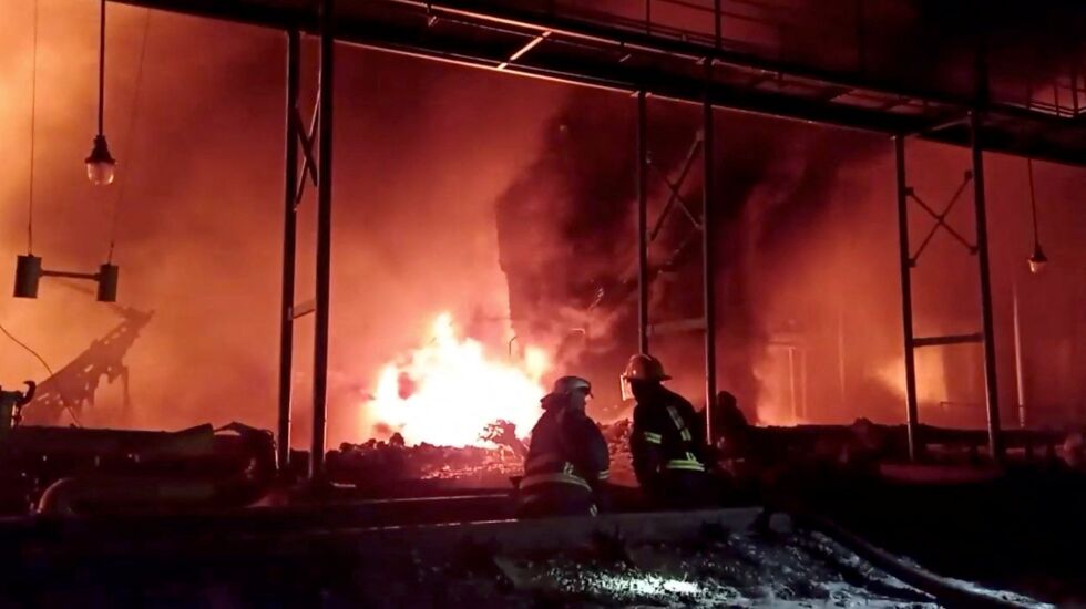 Ден 13 на войната в Украйна: Горят складове край Житомир, обвинения за обстрел при евакуация
