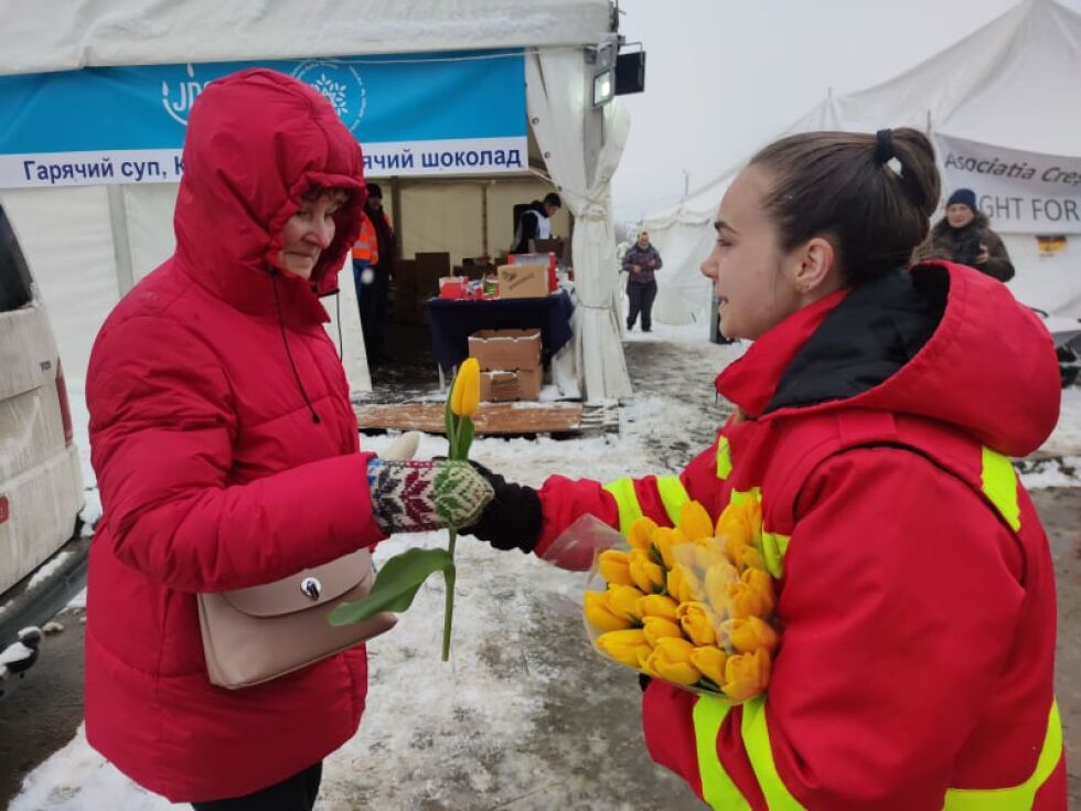 На 8 март: Посрещат с цветя украинските бежанки в Румъния (ГАЛЕРИЯ)