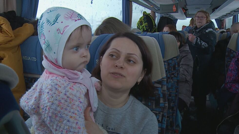 Вълната от бежанци: Километрични опашки на украинско-румънската граница