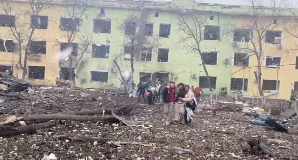 Войната в Украйна: Обстрел на детска болница в Мариупол, Киев се готви за руска атака