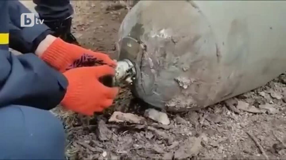 Познания, хладнокръвие и... вода: Как се обезврежда авиобомба (ВИДЕО)