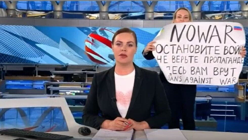 Каква ще е съдбата на руската журналистка, която нахлу в ефир с антивоенен плакат?
