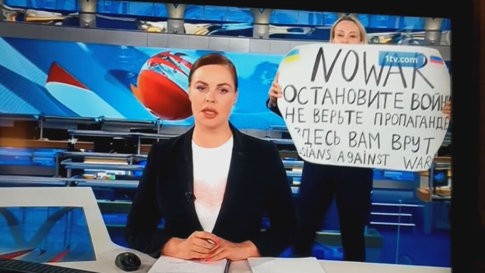След като журналистка нахлу в ефир с антивоенен плакат: Никой не знае къде е отведена