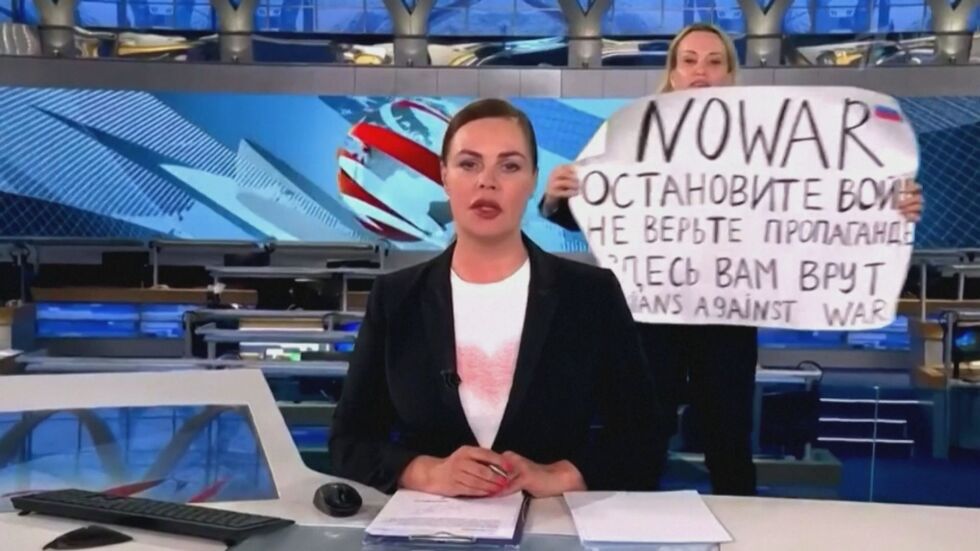 Руската журналистка Марина Овсянникова беше осъдена задочно на над 8 години затвор