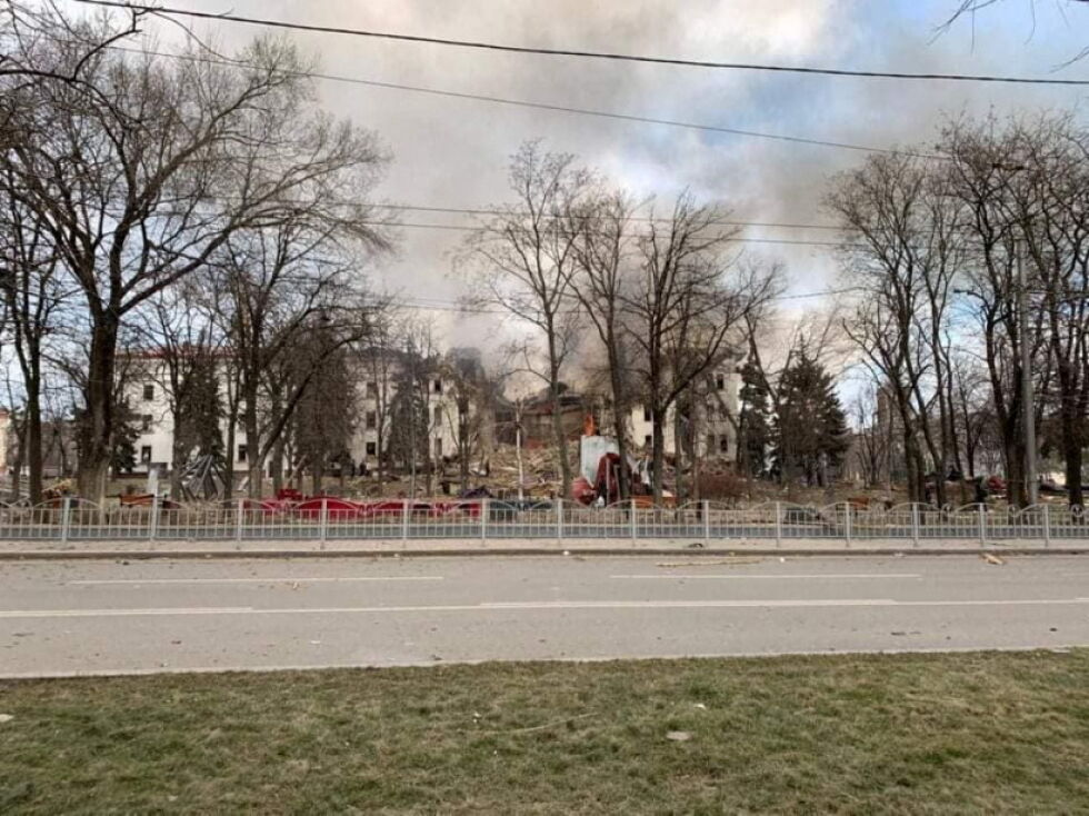 Спасяват оцелели след бомбардировката на театъра в Мариупол