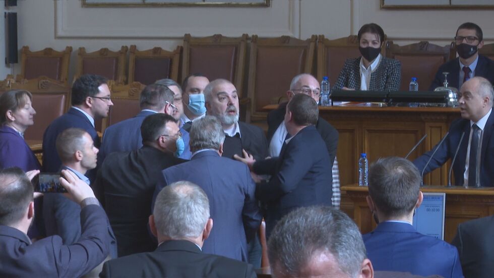 Бой в пленарната зала: Скандал между депутатите в началото на заседанието 
