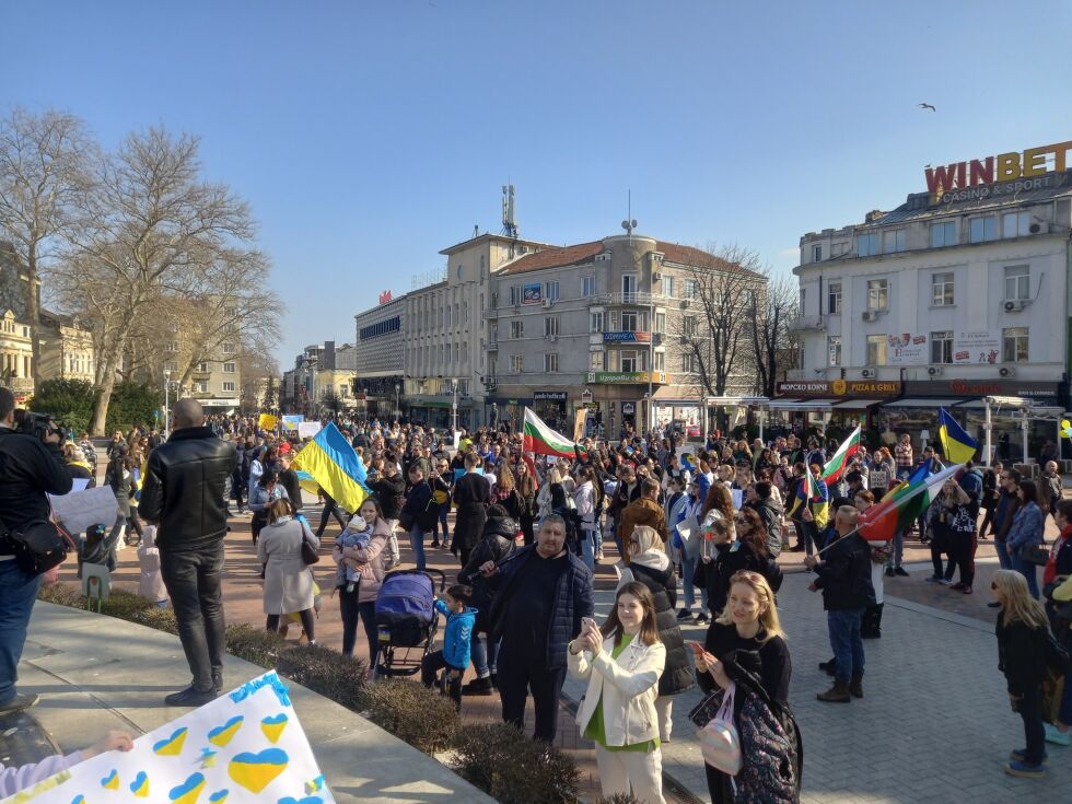 Стотици във Варна и Пловдив излязоха на шествие срещу войната и в подкрепа на Украйна