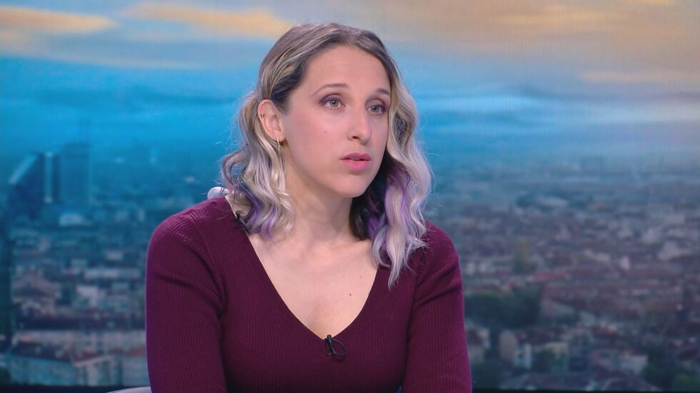 Защо Анна Стоева излезе на улицата с плакат „Аз съм рускиня, но съм против Путин“?