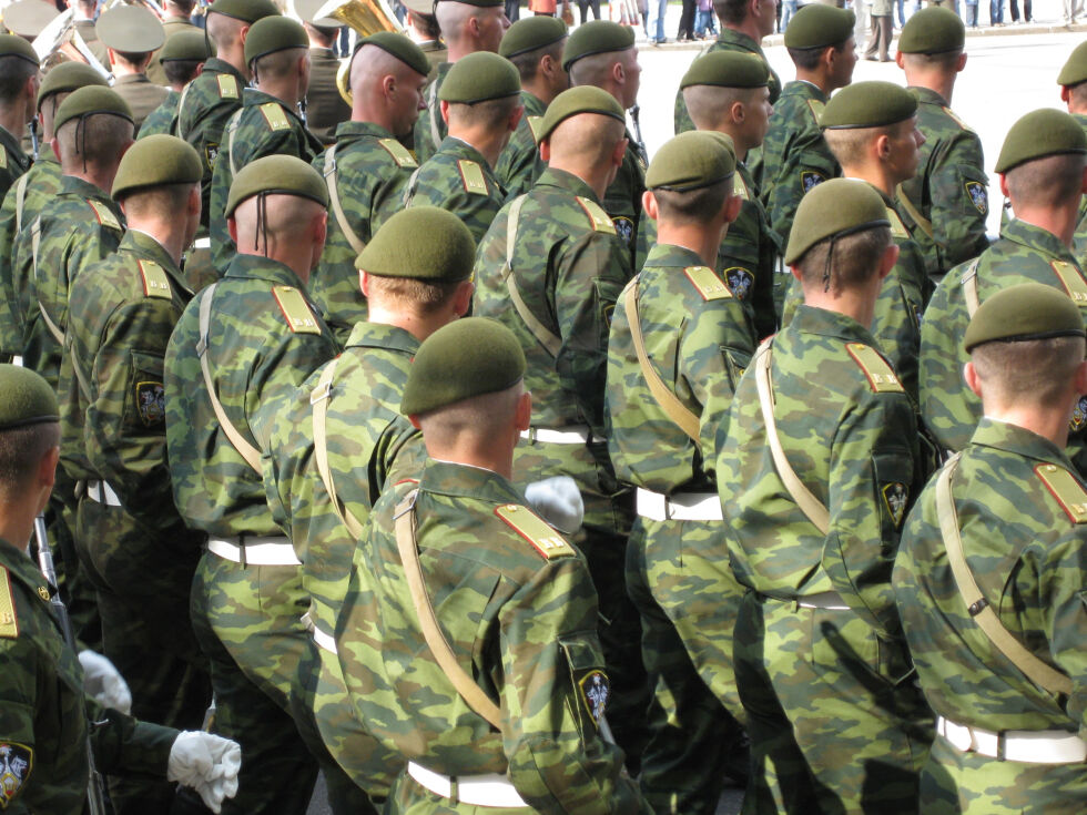 Недостиг на боеприпаси: Руски резервисти са въоръжавани с лопати