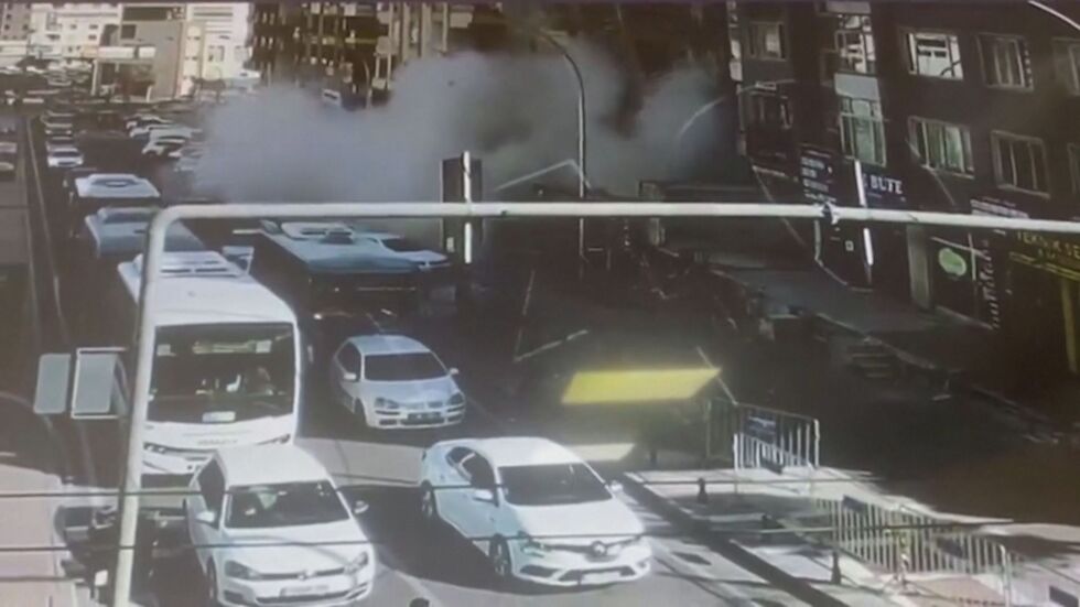 Зрелищно срутване: Повредена сграда в Турция се сринала неочаквано (ВИДЕО)