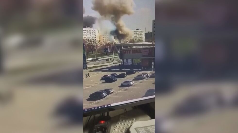 Кадри показват ракетен удар по жилищна сграда в Запорожие (ВИДЕО)