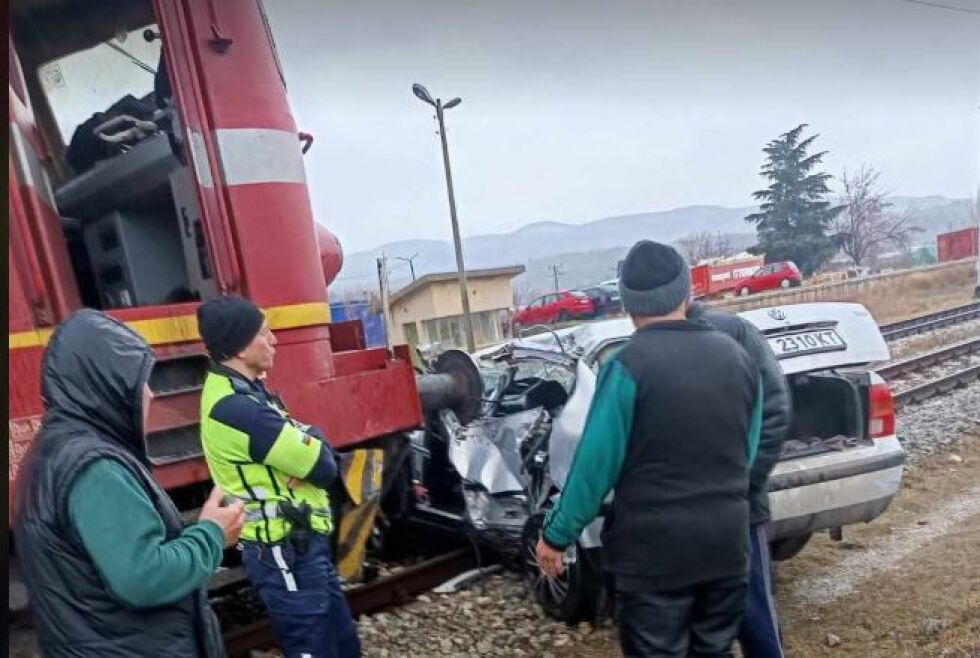 Влакът, помел кола до Кресна: Машинист е дал положителна проба за упойващи вещества