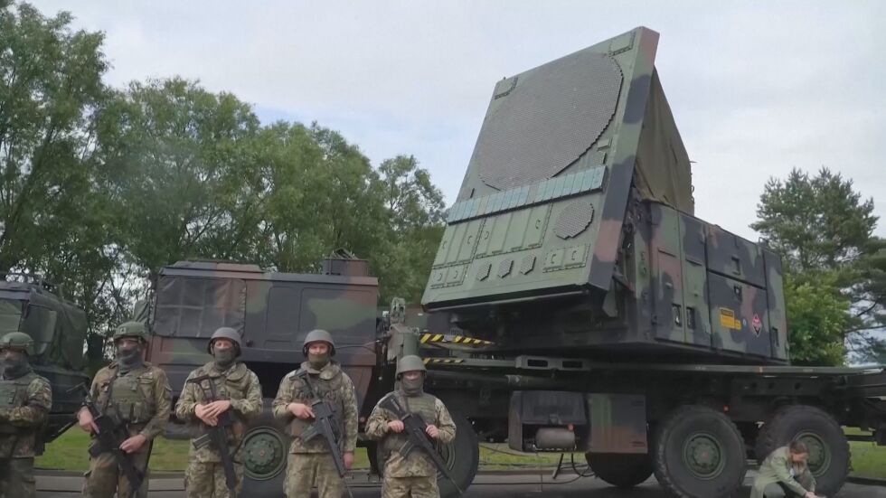 Полша потвърди, че доставките на военна помощ за Украйна са възобновени