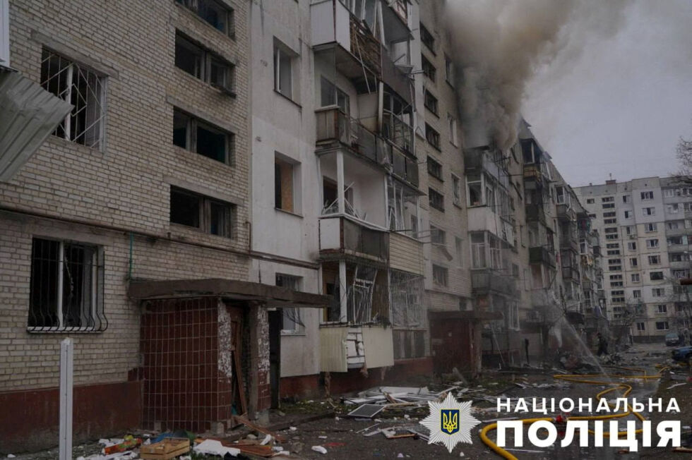 Руският ракетен удар в Суми: Поразени са училище, болница и жилищни сгради (ВИДЕО)