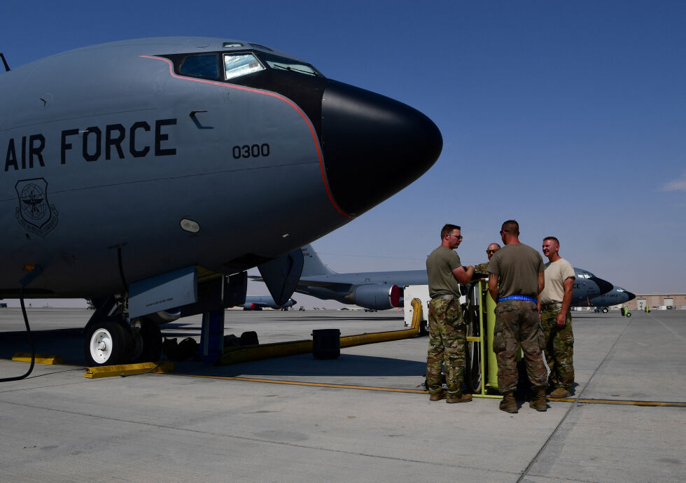 Шестима американски военни са загинали в разбилия се самолет KC-135 в Ирак. Издирват двама