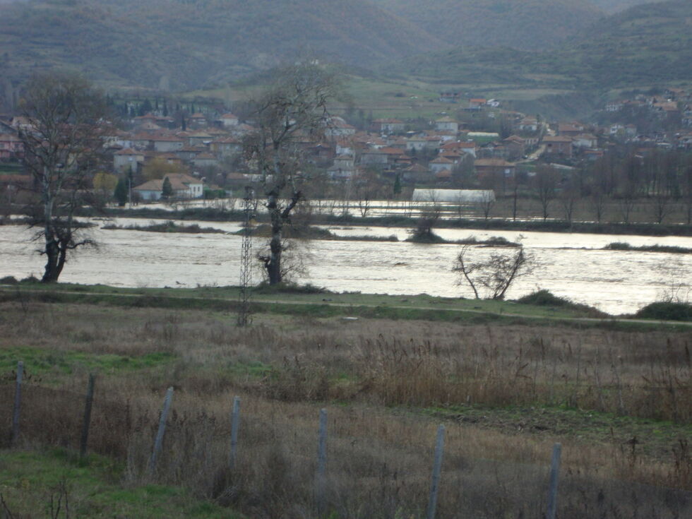 Високи води и нови свлачища след неспирните валежи (ОБЗОР)
