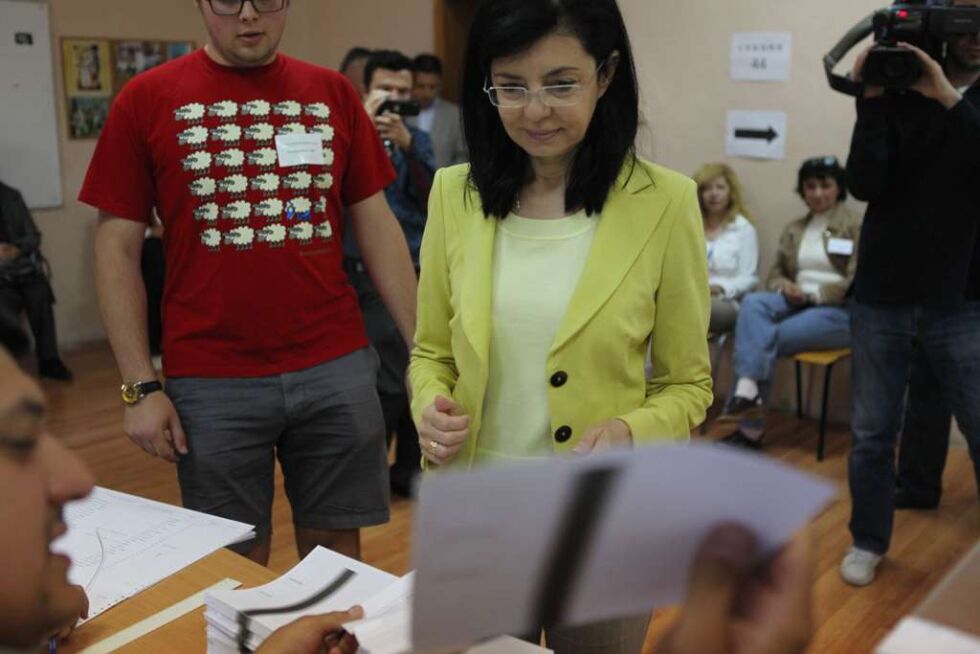 Кунева гласува: Ако обичаме страната си, трябва да го покажем