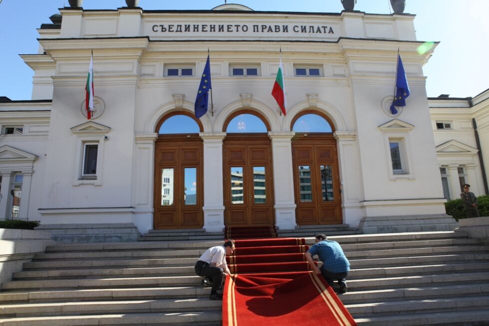 Новото правителство ще работи под напрежение и готовност за протести