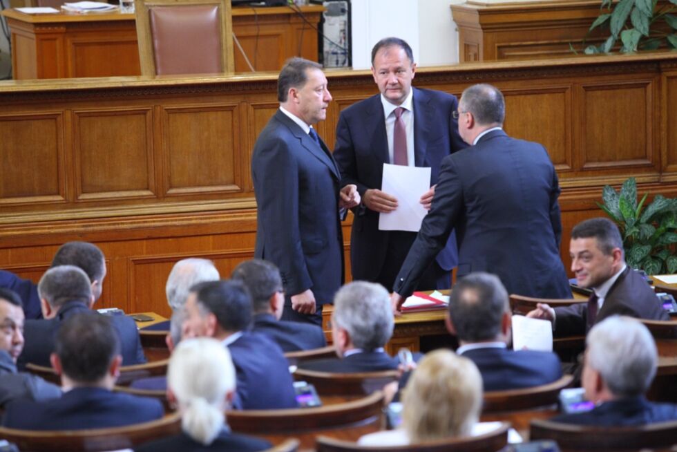Михаил Миков предлага депутатските заплати да бъдат замразени