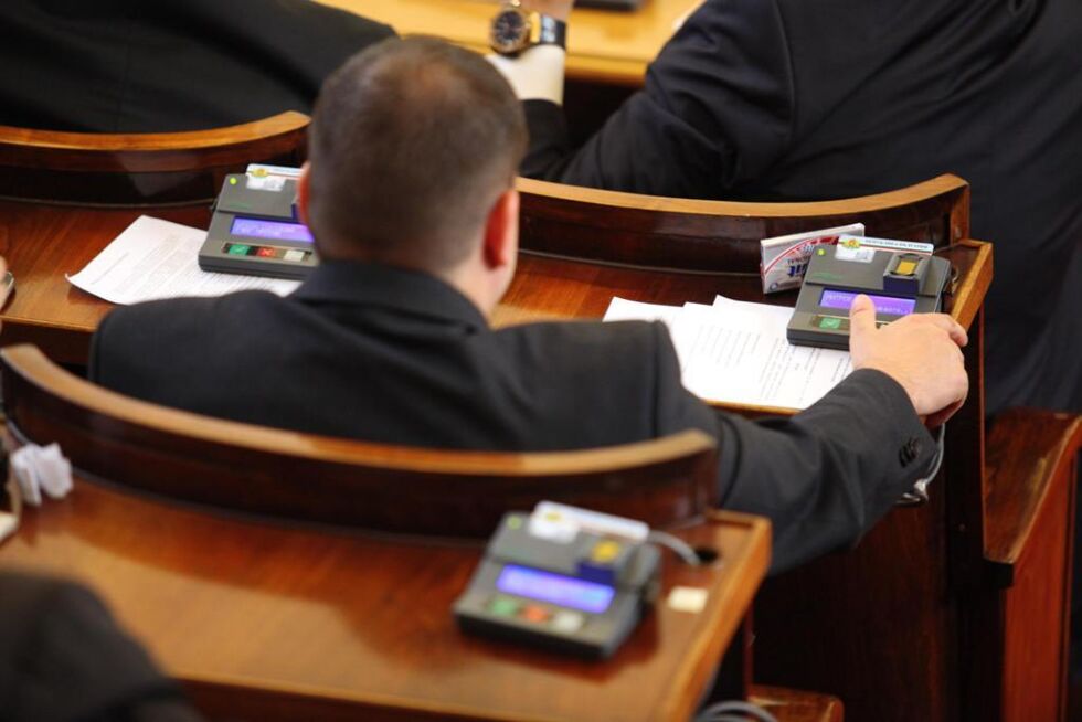 Край на политическото номадство или начало на парламентарното роене?