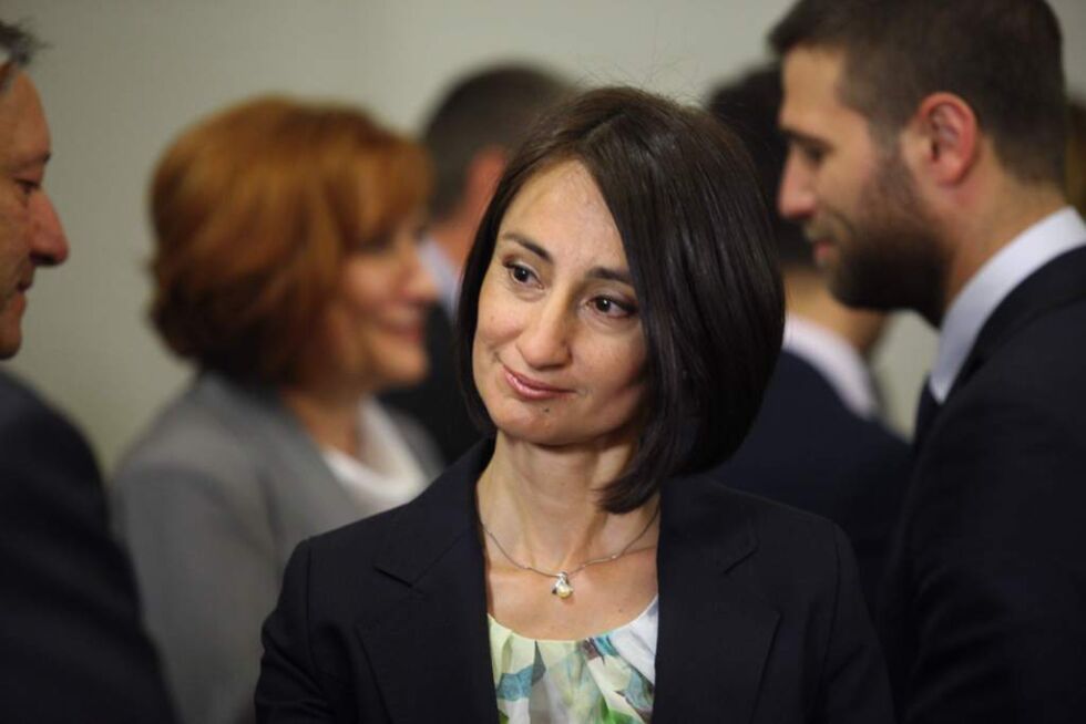 Поздрави и пестеливи обещания при предаването на властта