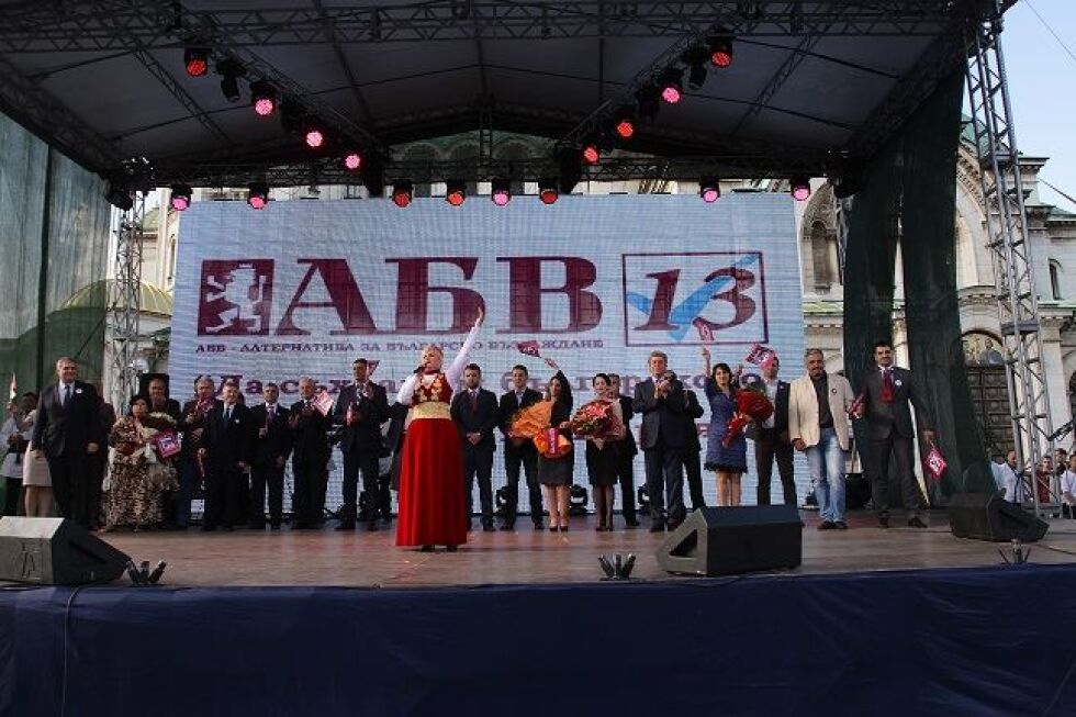 Певицата Николина Чакардъкова закри предизборната надпревара на АБВ