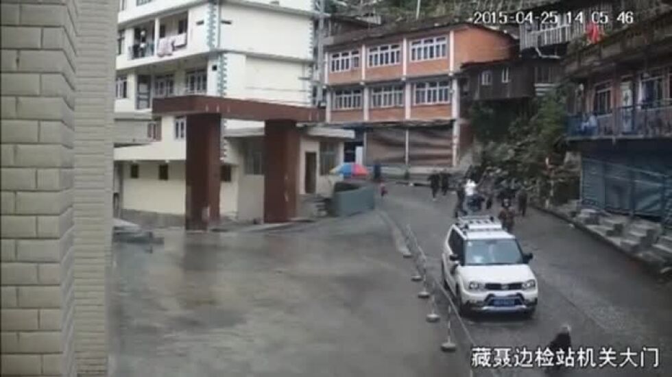 Войник спаси с тялото си дете от падащи камъни (ВИДЕО)