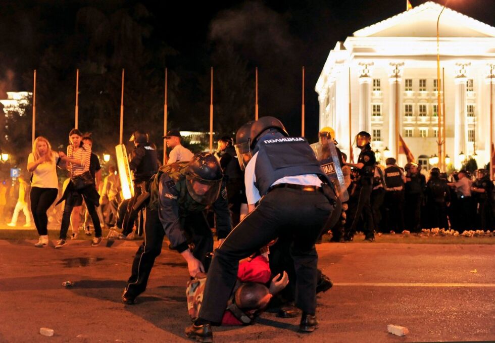 Тежки сблъсъци между протестиращи и полиция в Скопие (СНИМКИ)