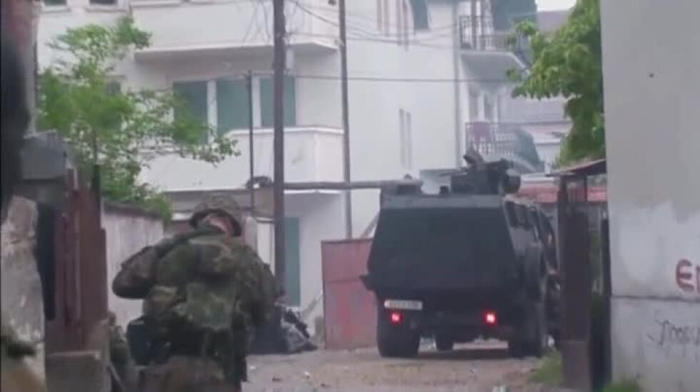 Видео показва как македонските власти арестуват терористи в Куманово