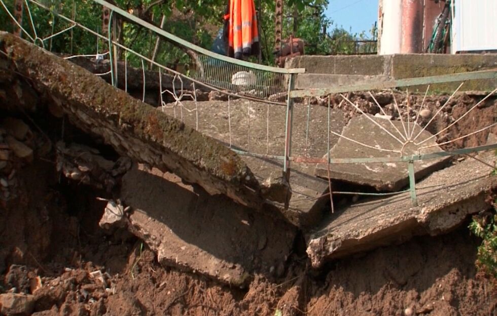 Мездра остава в бедствено положение, чака нови порои