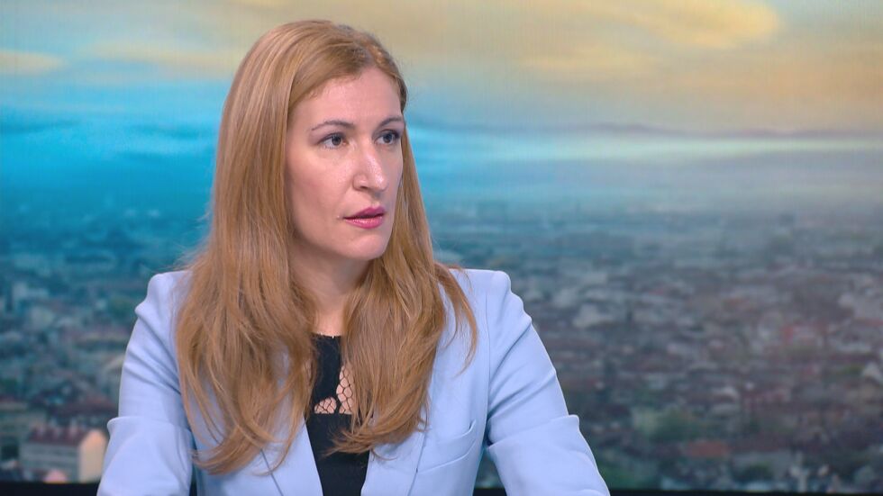 Ангелкова: Чадърите на някои плажове ще са безплатни, на други – с ниски цени