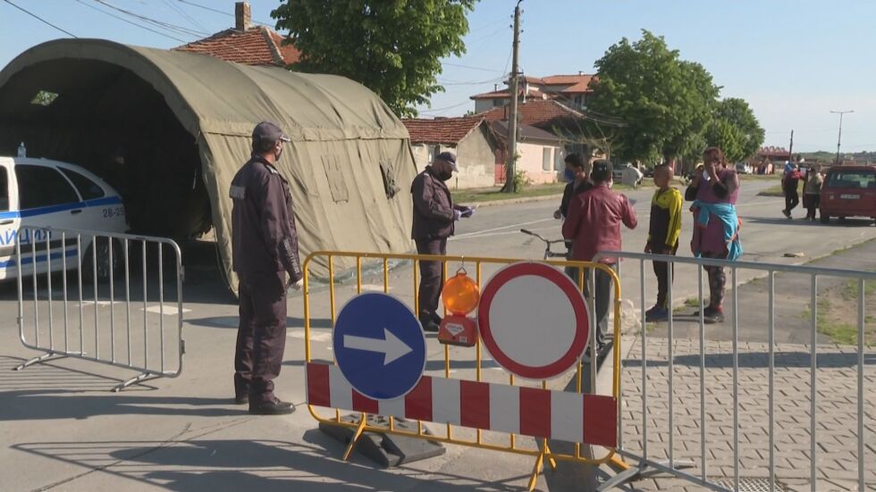 Продължава блокадата на ромския квартал в Ямбол