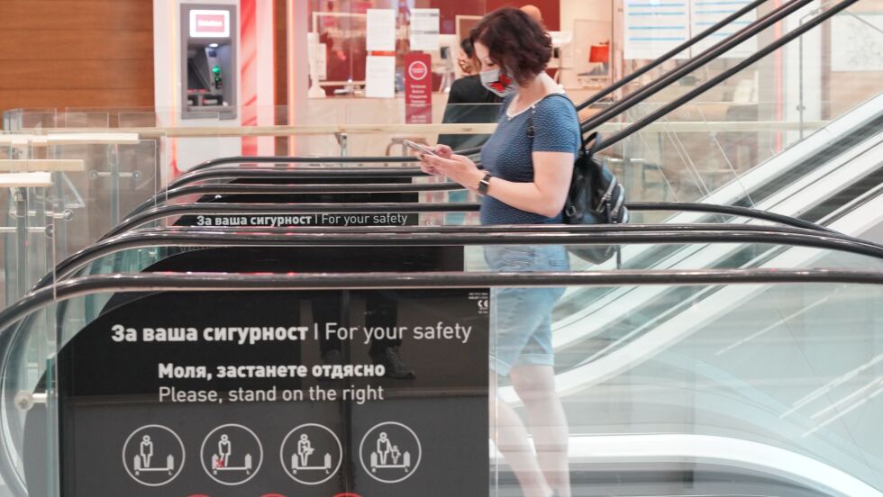 Маските на закрити обществени места отново са задължителни