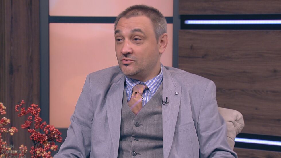 Доц. Андрей Чорбанов: COVID-19 се предава само от човек на човек при интимен контакт