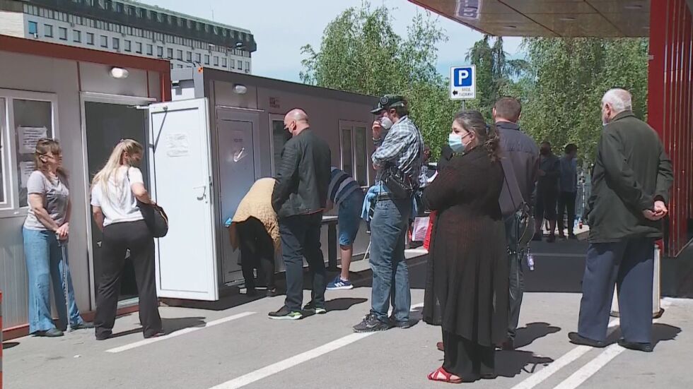 Ваксини по празниците: Опашките с желаещи пред пунктовете не спират