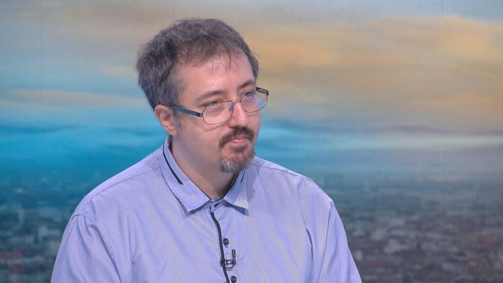 Лъчезар Томов: 10 души вече заразяват по-малко от други 10, епидемията спада 