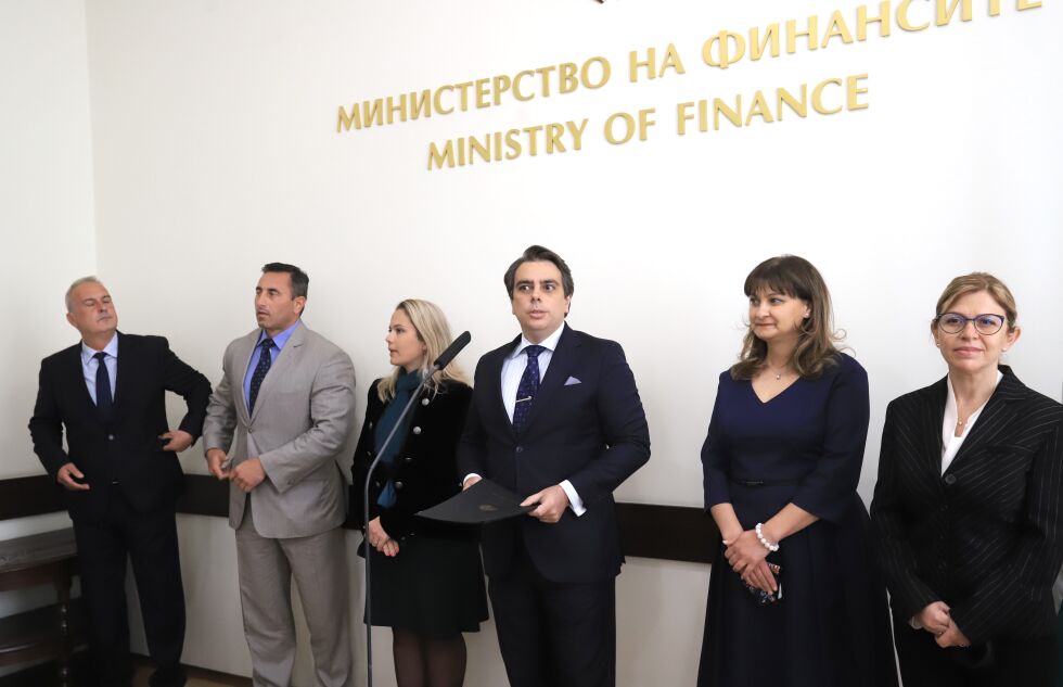Финансовият министър учуден, че шефката на НАП не е била отстранена по-рано