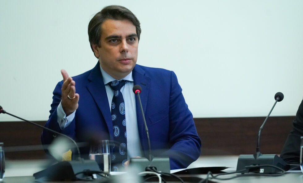 Финансовият министър: Дърпани са пари от всички възможни буфери
