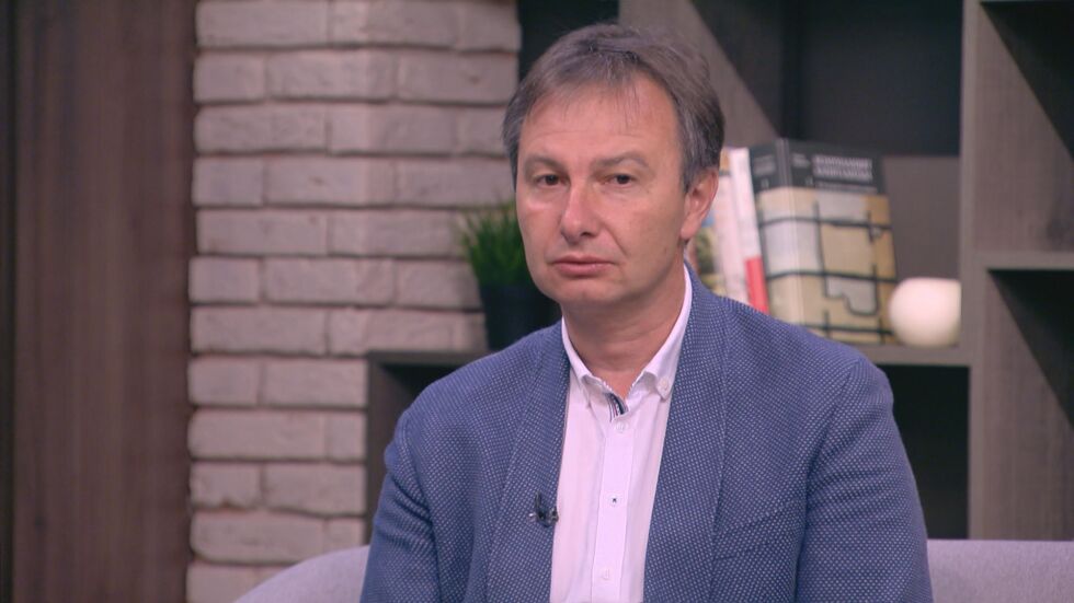 Доц. Калпачки: Преекспонира се рискът от тромбози след ваксинация срещу COVID-19