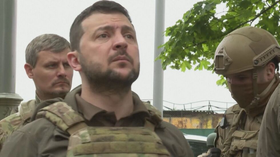 Зеленски за руското изтегляне от Херсон: Врагът не прави подаръци