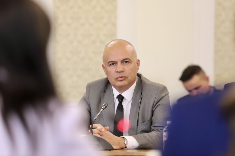Георги Свиленски: Отсъствието на Борисов и Нинова поражда съмнения