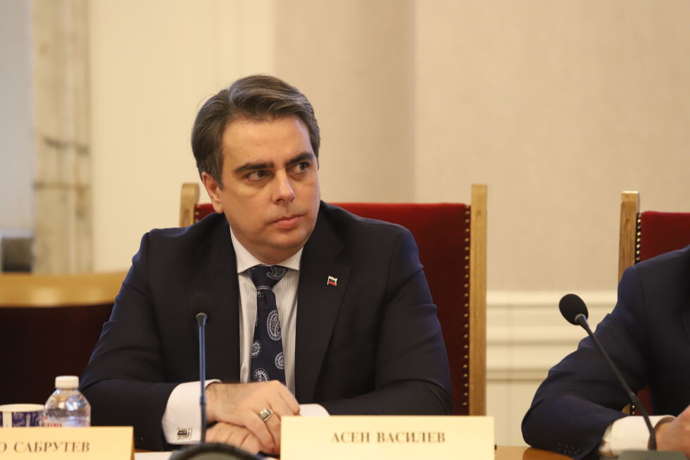 Асен Василев: Силно се надявам да не изберем правителство през задния вход 