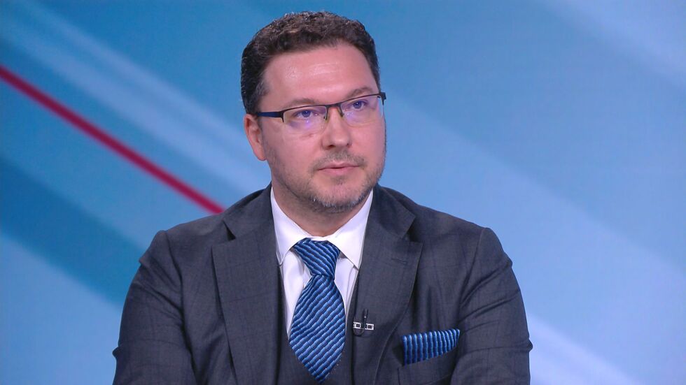 Даниел Митов: На Радев очевидно му се управлява